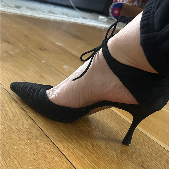 Manolo Blahnik Elegant Black Pointed Heels - Picture 3 of 5